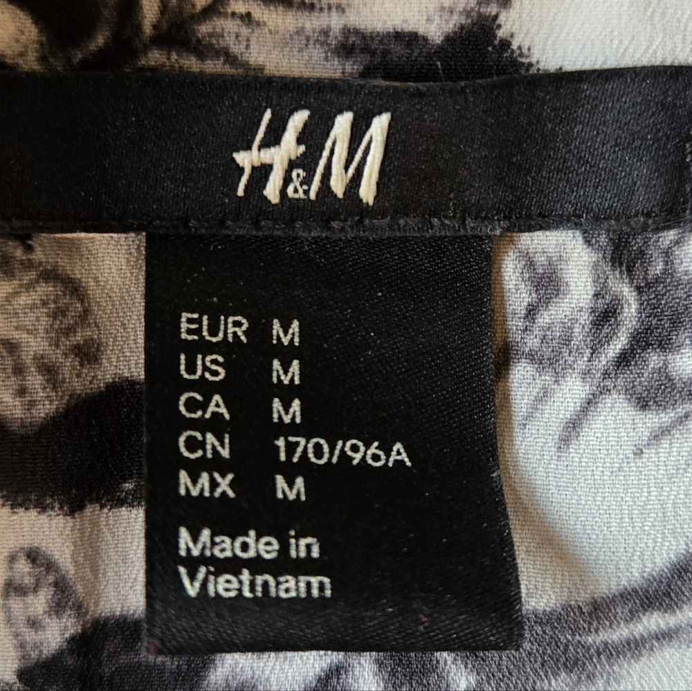 H&M Patterned buttoned down blouse - Picture 3 of 5